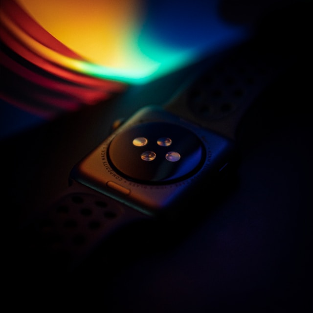 Hardloper controleert hartslag op sporthorloge tijdens training